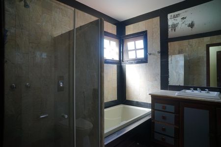 Casa à venda com 360m², 4 quartos e 2 vagas Casa à venda com 360m², 4 quartos e 2 vagasBanheiro do Quarto 2