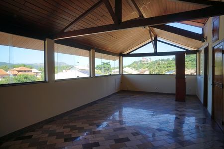 Casa à venda com 360m², 4 quartos e 2 vagas Casa à venda com 360m², 4 quartos e 2 vagasTerraço