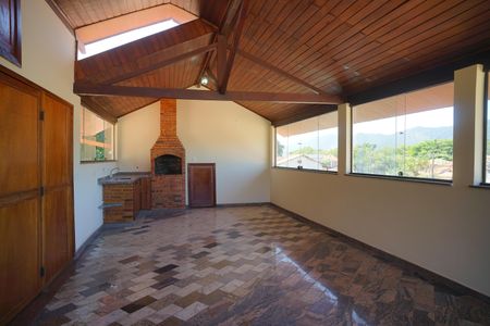 Casa à venda com 360m², 4 quartos e 2 vagas Casa à venda com 360m², 4 quartos e 2 vagasTerraço