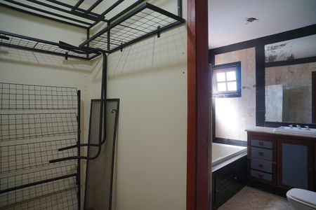 Casa à venda com 360m², 4 quartos e 2 vagas Casa à venda com 360m², 4 quartos e 2 vagasCloset do quarto 2