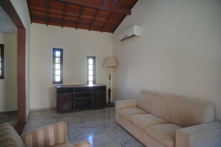 Casa à venda com 360m², 4 quartos e 2 vagas Casa à venda com 360m², 4 quartos e 2 vagasSala