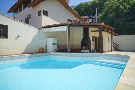Casa à venda com 360m², 4 quartos e 2 vagas Casa à venda com 360m², 4 quartos e 2 vagasPiscina