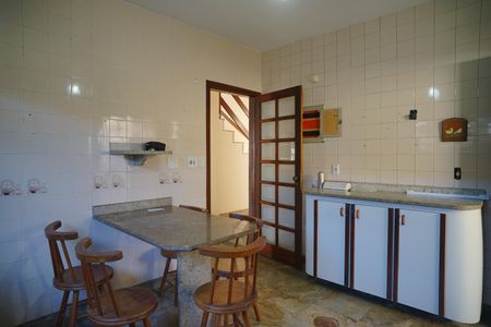 Casa à venda com 360m², 4 quartos e 2 vagas Casa à venda com 360m², 4 quartos e 2 vagasCozinha