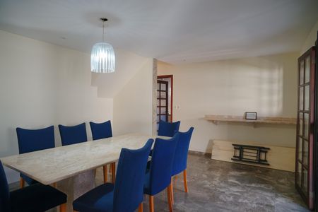 Casa à venda com 360m², 4 quartos e 2 vagas Casa à venda com 360m², 4 quartos e 2 vagasSala de Jantar