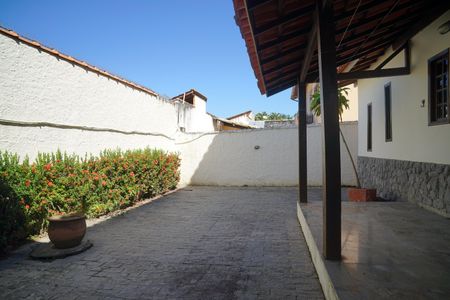 Casa à venda com 360m², 4 quartos e 2 vagas Casa à venda com 360m², 4 quartos e 2 vagasQuintal