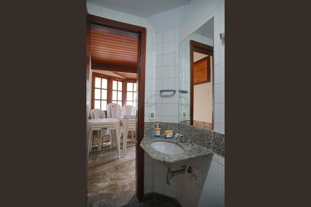Casa à venda com 360m², 4 quartos e 2 vagas Casa à venda com 360m², 4 quartos e 2 vagasBanheiro Social