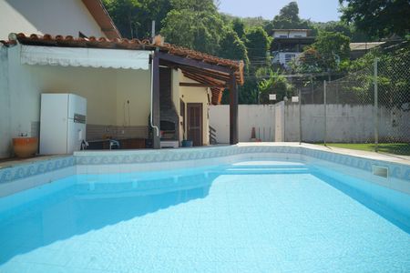 Casa à venda com 360m², 4 quartos e 2 vagas Casa à venda com 360m², 4 quartos e 2 vagasPiscina