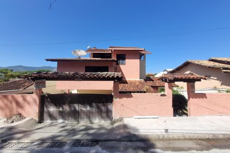 Casa à venda com 360m², 4 quartos e 2 vagas Casa à venda com 360m², 4 quartos e 2 vagasFachada