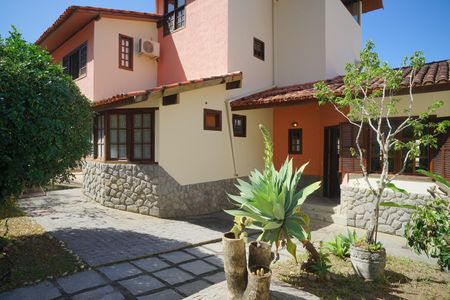 Casa à venda com 360m², 4 quartos e 2 vagas Casa à venda com 360m², 4 quartos e 2 vagasJardim