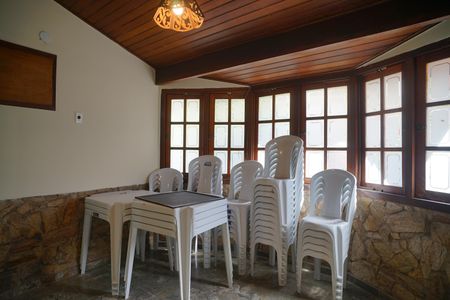 Casa à venda com 360m², 4 quartos e 2 vagas Casa à venda com 360m², 4 quartos e 2 vagasEscritório