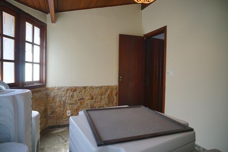 Casa à venda com 360m², 4 quartos e 2 vagas Casa à venda com 360m², 4 quartos e 2 vagasEscritório