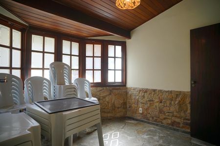Casa à venda com 360m², 4 quartos e 2 vagas Casa à venda com 360m², 4 quartos e 2 vagasEscritório