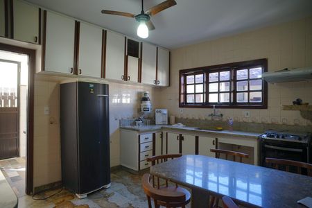 Casa à venda com 360m², 4 quartos e 2 vagas Casa à venda com 360m², 4 quartos e 2 vagasCozinha