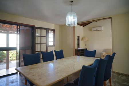 Casa à venda com 360m², 4 quartos e 2 vagas Casa à venda com 360m², 4 quartos e 2 vagasSala de Jantar