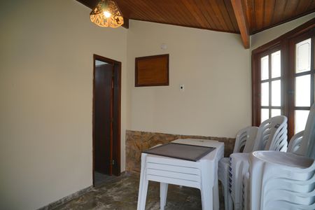 Casa à venda com 360m², 4 quartos e 2 vagas Casa à venda com 360m², 4 quartos e 2 vagasEscritório