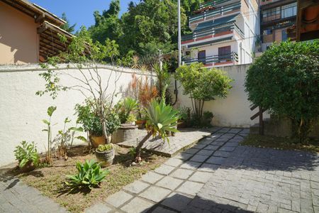 Casa à venda com 360m², 4 quartos e 2 vagas Casa à venda com 360m², 4 quartos e 2 vagasJardim