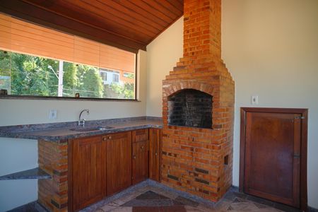 Casa à venda com 360m², 4 quartos e 2 vagas Casa à venda com 360m², 4 quartos e 2 vagasChurrasqueira