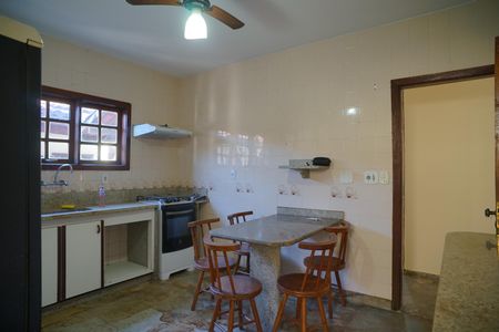 Casa à venda com 360m², 4 quartos e 2 vagas Casa à venda com 360m², 4 quartos e 2 vagasCozinha