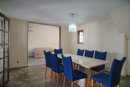 Casa à venda com 360m², 4 quartos e 2 vagas Casa à venda com 360m², 4 quartos e 2 vagasSala de Jantar