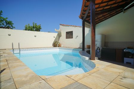 Casa à venda com 360m², 4 quartos e 2 vagas Casa à venda com 360m², 4 quartos e 2 vagasPiscina