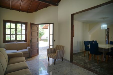 Sala de casa à venda com 4 quartos, 360m² em Itaipu, Niterói