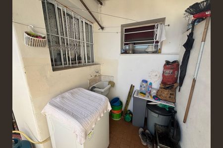 Casa à venda com 250m², 6 quartos e 9 vagas Casa à venda com 250m², 6 quartos e 9 vagasÁrea de Serviço