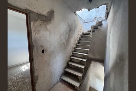 Casa à venda com 250m², 6 quartos e 9 vagas Casa à venda com 250m², 6 quartos e 9 vagasEscada