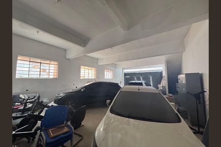 Casa à venda com 250m², 6 quartos e 9 vagas Casa à venda com 250m², 6 quartos e 9 vagasSalao