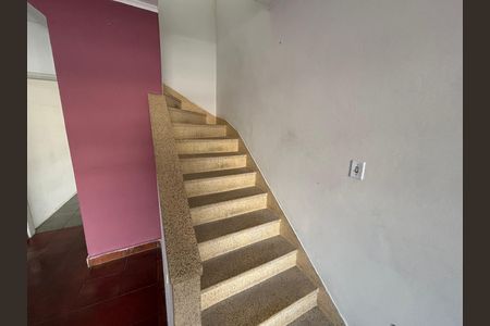 Casa para alugar com 150m², 2 quartos e 1 vaga Casa para alugar com 150m², 2 quartos e 1 vagaEscada