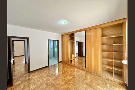 Casa para alugar com 445m², 3 quartos e 5 vagas Casa para alugar com 445m², 3 quartos e 5 vagasQuarto