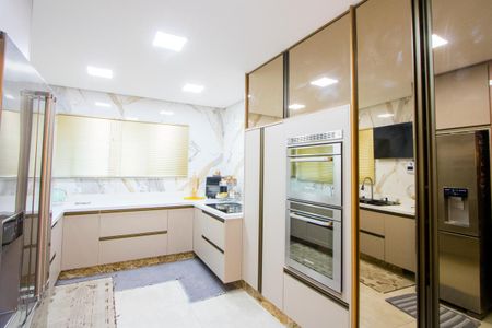 Casa à venda com 314m², 4 quartos e 5 vagas Casa à venda com 314m², 4 quartos e 5 vagasCozinha