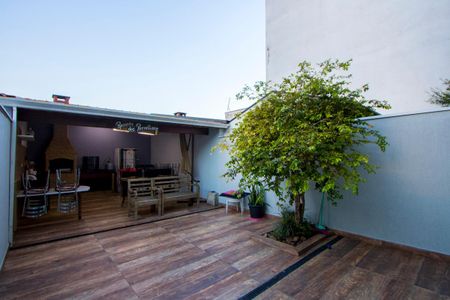 Casa à venda com 314m², 4 quartos e 5 vagas Casa à venda com 314m², 4 quartos e 5 vagasQuintal
