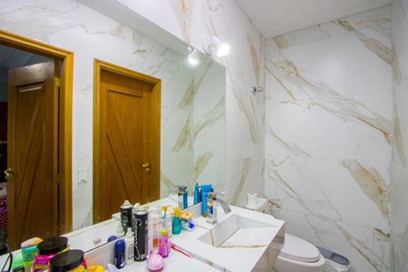 Casa à venda com 314m², 4 quartos e 5 vagas Casa à venda com 314m², 4 quartos e 5 vagasBanheiro do quarto 2 e 3