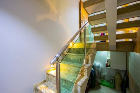Casa à venda com 314m², 4 quartos e 5 vagas Casa à venda com 314m², 4 quartos e 5 vagasEscadas inferiores
