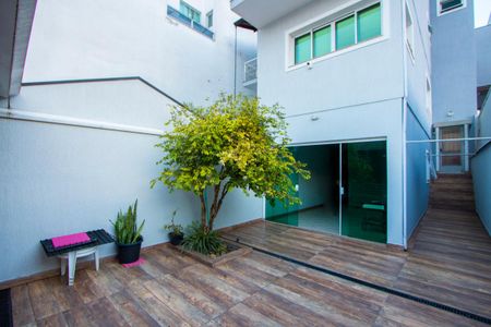 Casa à venda com 314m², 4 quartos e 5 vagas Casa à venda com 314m², 4 quartos e 5 vagasQuintal