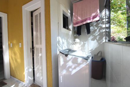 Casa de condomínio à venda com 144m², 3 quartos e 1 vagaÁrea de serviço