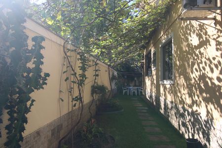 Casa de condomínio à venda com 144m², 3 quartos e 1 vagaLateral da casa