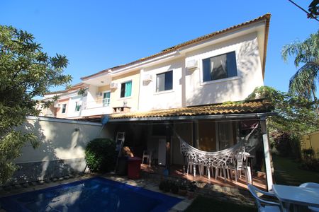 Casa de condomínio à venda com 144m², 3 quartos e 1 vagaFundos da casa