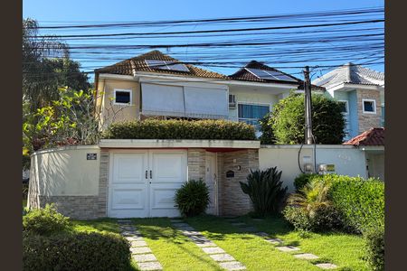 Casa de condomínio à venda com 144m², 3 quartos e 1 vaga Casa de condomínio à venda com 144m², 3 quartos e 1 vagaFachada