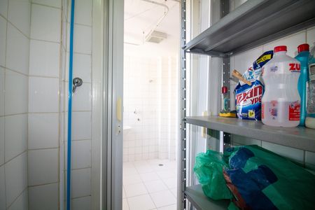 Banheiro de Serviço de apartamento para alugar com 2 quartos, 60m² em Aeroporto, São Paulo