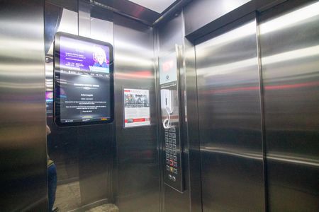Área comum - Telemidea nos Elevadores de apartamento para alugar com 2 quartos, 60m² em Aeroporto, São Paulo