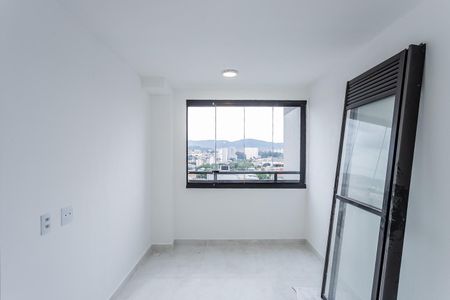 Sala, cozinha e área de serviço de apartamento para alugar com 2 quartos, 34m² em Moinho Velho, São Paulo