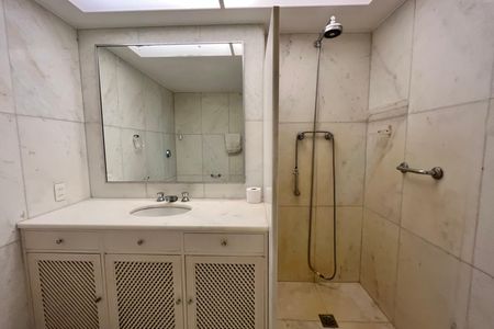 Apartamento para alugar com 240m², 3 quartos e 1 vagaBanheiro 2