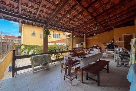 Casa à venda com 300m², 3 quartos e 3 vagas Casa à venda com 300m², 3 quartos e 3 vagasVaranda