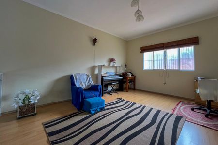 Casa à venda com 300m², 3 quartos e 3 vagas Casa à venda com 300m², 3 quartos e 3 vagasEscritorio