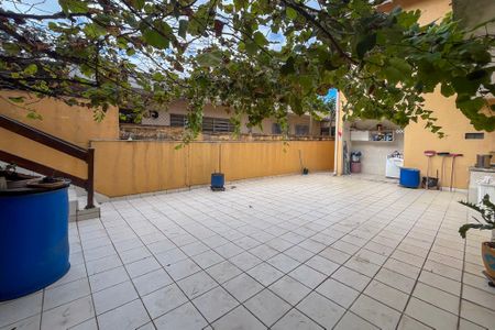Casa à venda com 300m², 3 quartos e 3 vagas Casa à venda com 300m², 3 quartos e 3 vagasQuintal