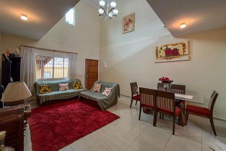 Casa à venda com 300m², 3 quartos e 3 vagas Casa à venda com 300m², 3 quartos e 3 vagasSala