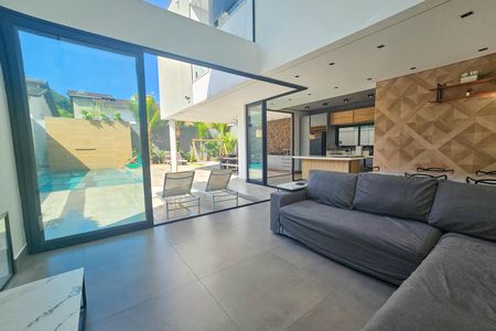 Casa de condomínio para alugar com 300m², 4 quartos e 4 vagas