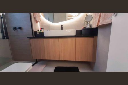 Apartamento à venda com 184m², 3 quartos e 4 vagas Apartamento à venda com 184m², 3 quartos e 4 vagasBanheiro da Suíte 1