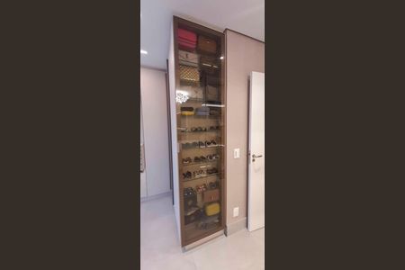 Apartamento à venda com 184m², 3 quartos e 4 vagas Apartamento à venda com 184m², 3 quartos e 4 vagasCloset da Suíte 1